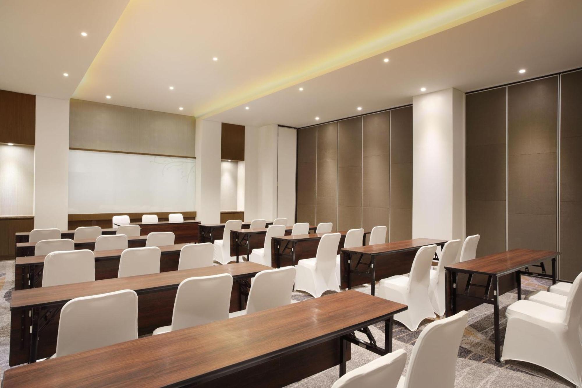 Four Points By Sheraton Manado Exteriör bild
