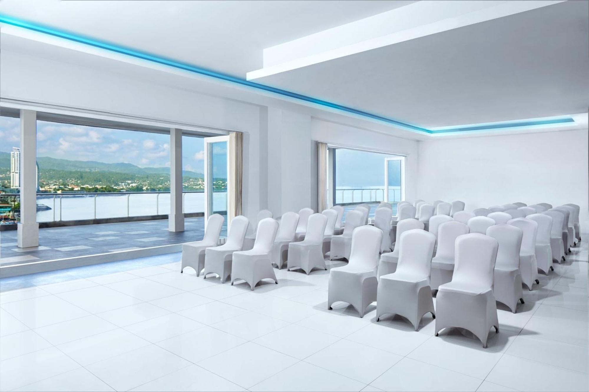 Four Points By Sheraton Manado Exteriör bild