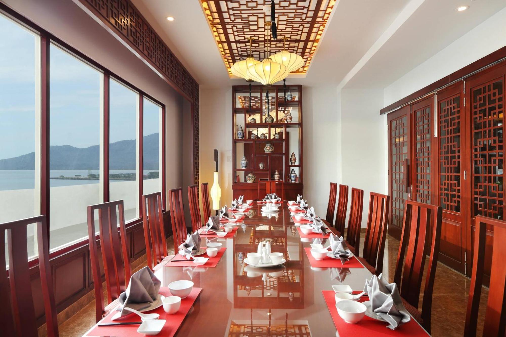 Four Points By Sheraton Manado Exteriör bild