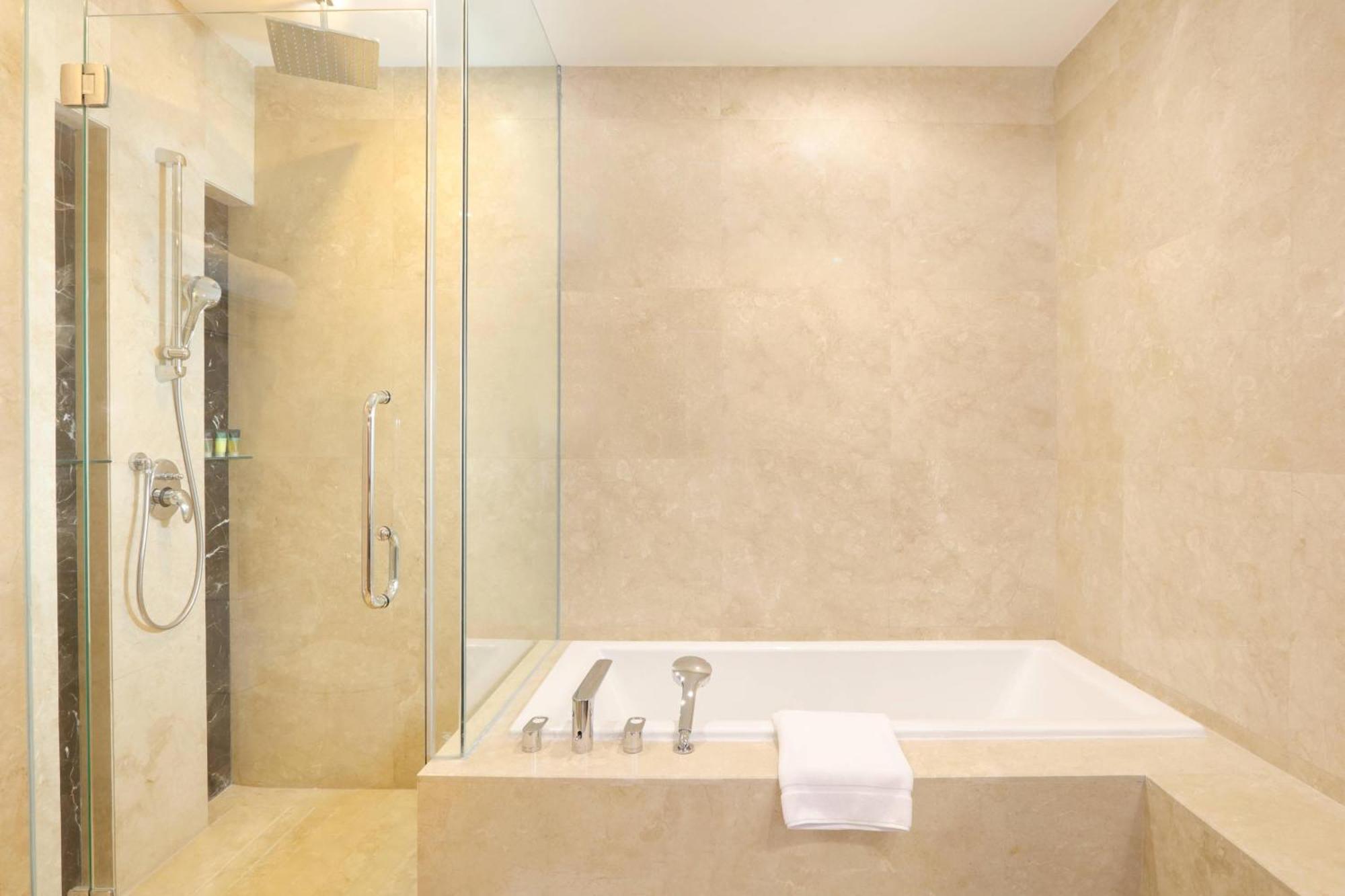 Four Points By Sheraton Manado Exteriör bild